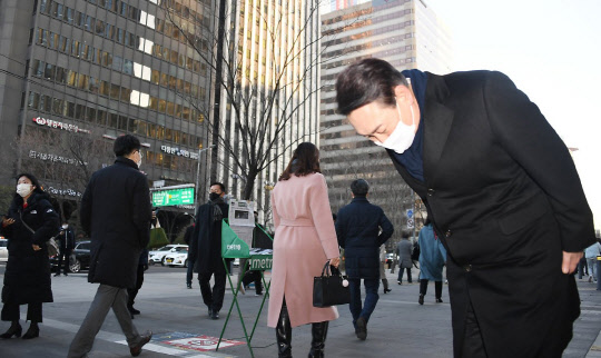 국민의힘 윤석열 대선후보가 6일 오전 서울시 영등포구 여의도 여의도역 5번 출구 앞에서 출근하는 시민들에게 인사하고 있다. 연합뉴스